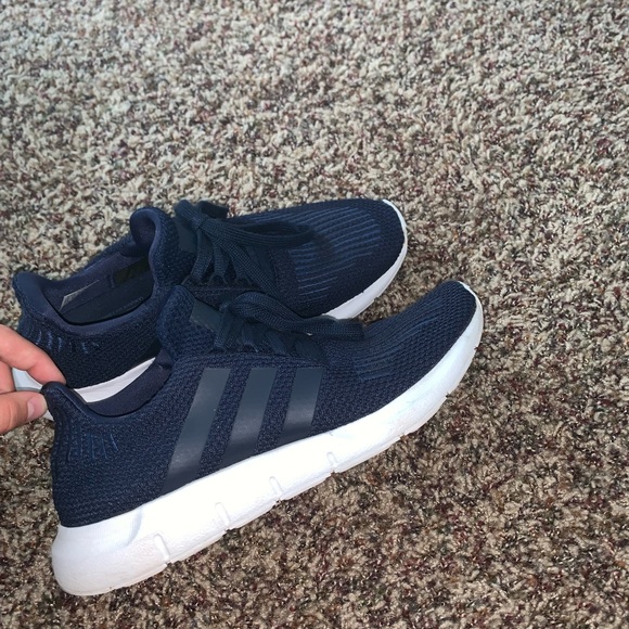 ADIDAS SWIFT RUN - Picture 2 of 4